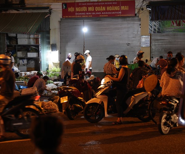 Hà Nội ngày đầu thực hiện giãn cách xã hội: Chợ dân sinh tấp nập, đông đúc - Anh 1