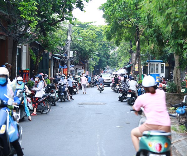 Hà Nội ngày đầu thực hiện giãn cách xã hội: Chợ dân sinh tấp nập, đông đúc - Anh 3