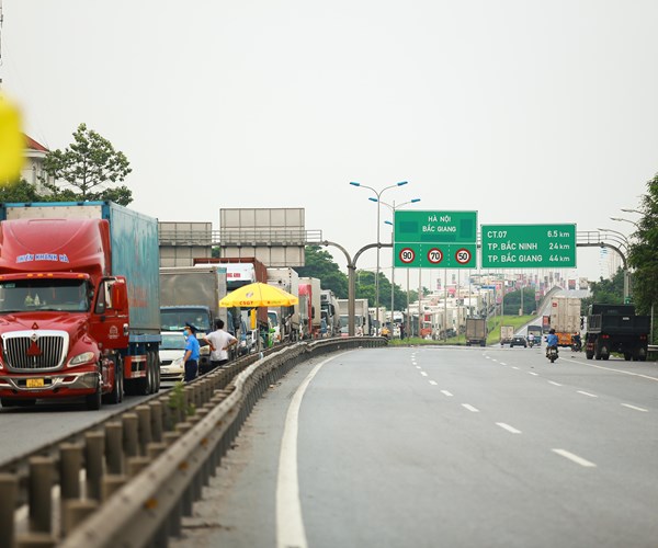 Không đảm bảo quy định phòng dịch nhiều xe nối đuôi quay đầu - Anh 2