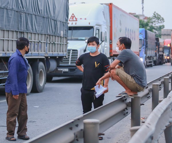 Không đảm bảo quy định phòng dịch nhiều xe nối đuôi quay đầu - Anh 5