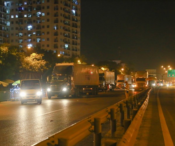 Không đảm bảo quy định phòng dịch nhiều xe nối đuôi quay đầu - Anh 11