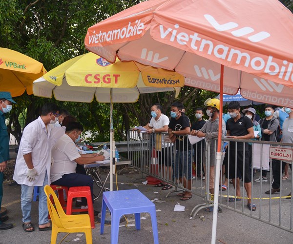Không đảm bảo quy định phòng dịch nhiều xe nối đuôi quay đầu - Anh 10