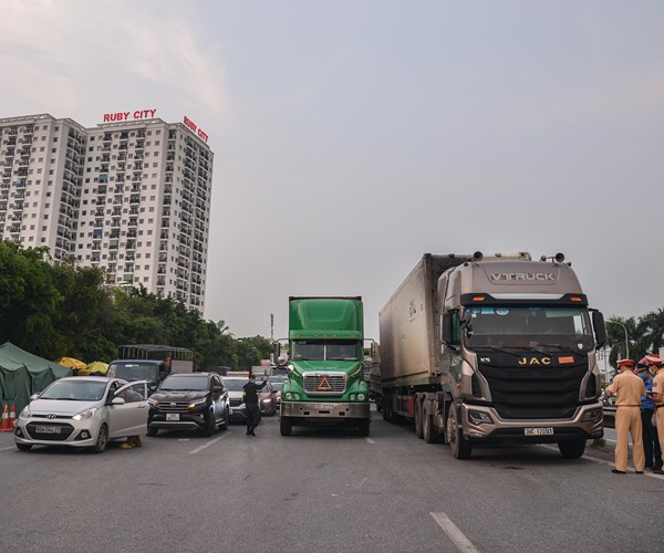 Không đảm bảo quy định phòng dịch nhiều xe nối đuôi quay đầu - Anh 1