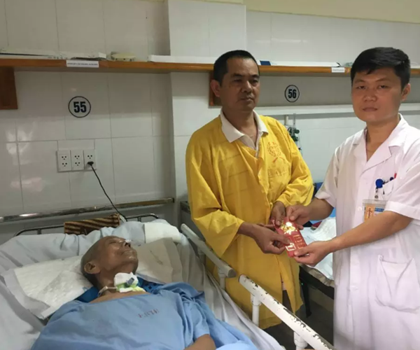 Chuyện thật khó tin: Gặp lại cha đẻ sau 37 năm nhờ… bệnh viện - Anh 1