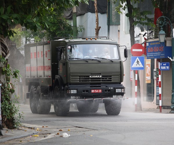 Hà Nội phun khử khuẩn 7 quận, huyện - Anh 5