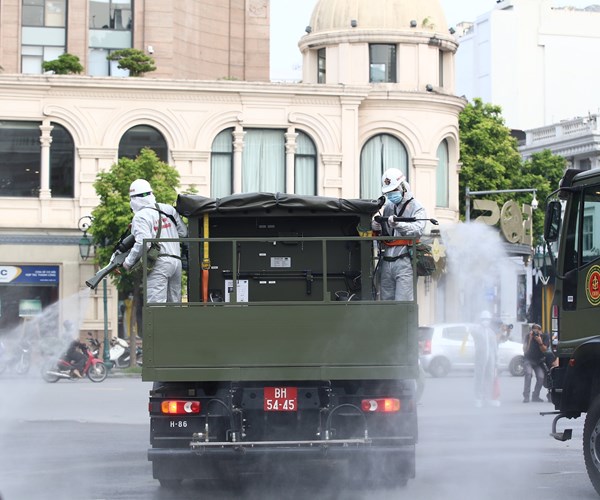 Hà Nội phun khử khuẩn 7 quận, huyện - Anh 6