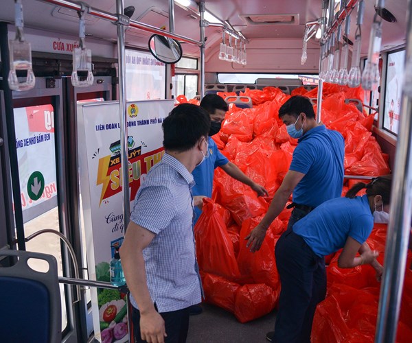 ''Xe buýt siêu thị 0 đồng'' đến với 1.766 người lao động bị ảnh hưởng do dịch Covid-19 - Anh 3