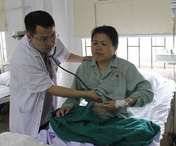Cứu sống khách du lịch Trung Quốc bị nhồi máu cơ tim - Anh 1