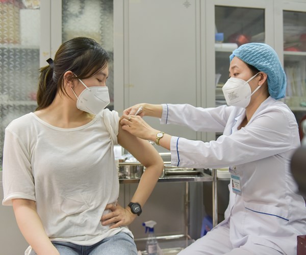 Hà Nội bắt đầu đợt tiêm chủng vắc xin Covid-19 quy mô lớn - Anh 10