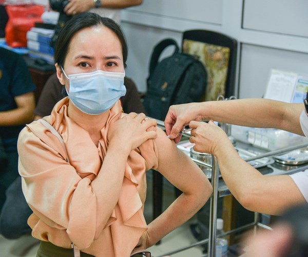 Hà Nội bắt đầu đợt tiêm chủng vắc xin Covid-19 quy mô lớn - Anh 11