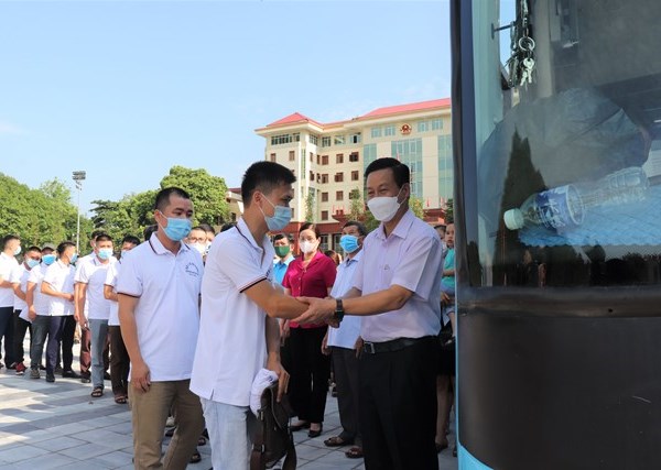 42 bac sy, nhan vien y te Ha Giang ho tro TP.HCM chong dich - Anh 3