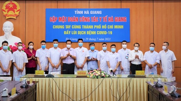42 bac sy, nhan vien y te Ha Giang ho tro TP.HCM chong dich - Anh 1