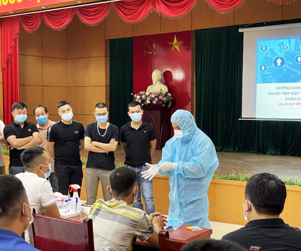 42 bac sy, nhan vien y te Ha Giang ho tro TP.HCM chong dich - Anh 2