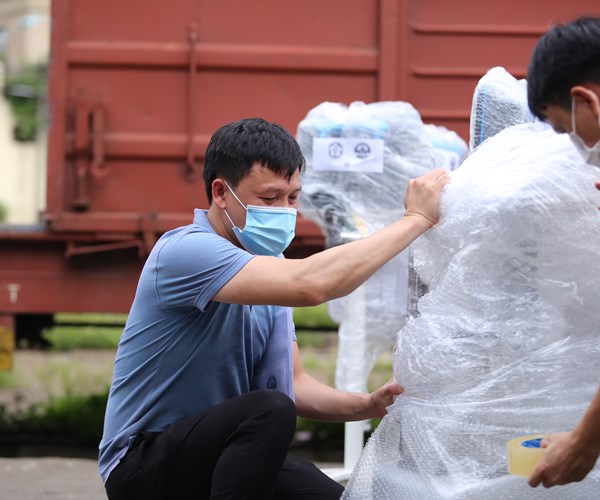 Chuyến tàu đặc biệt chở máy thở và nhiều trang thiết bị y tế vào hỗ trợ Tp. Hồ Chí Minh - Anh 9