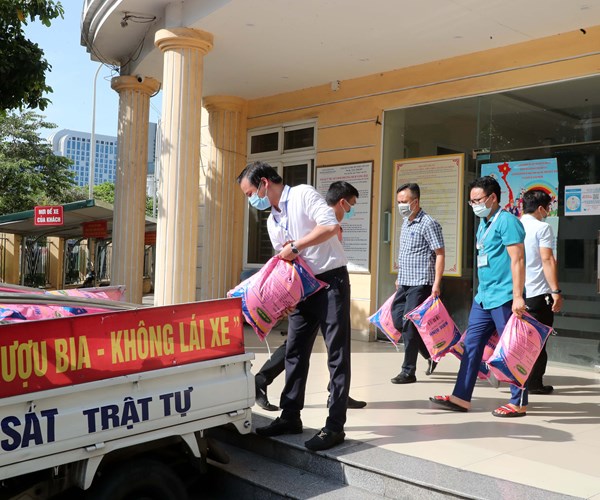 Ha Noi: Chung tay ho tro nguoi dan gap kho khan tai phuong Dich Vong Hau - Anh 1