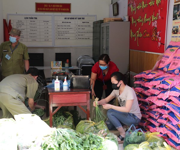 Ha Noi: Chung tay ho tro nguoi dan gap kho khan tai phuong Dich Vong Hau - Anh 3