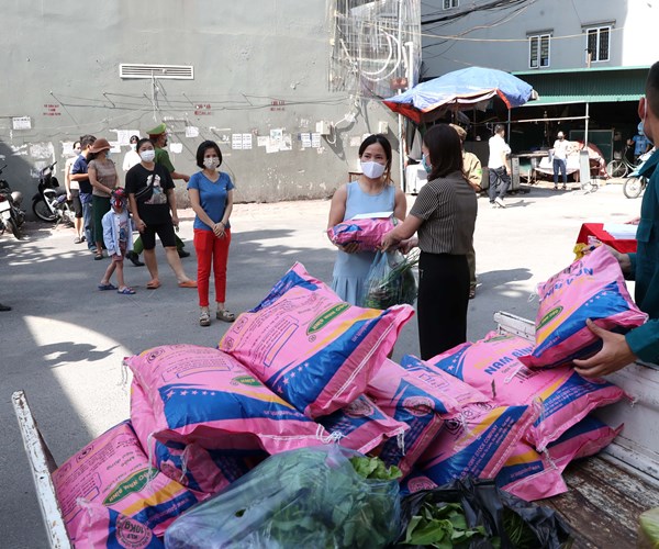 Ha Noi: Chung tay ho tro nguoi dan gap kho khan tai phuong Dich Vong Hau - Anh 4
