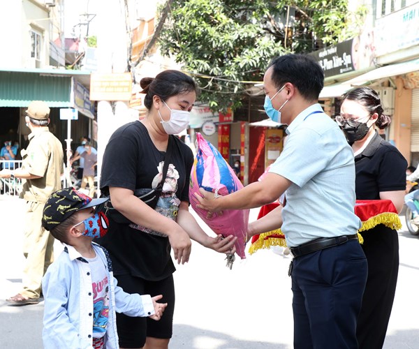 Ha Noi: Chung tay ho tro nguoi dan gap kho khan tai phuong Dich Vong Hau - Anh 5