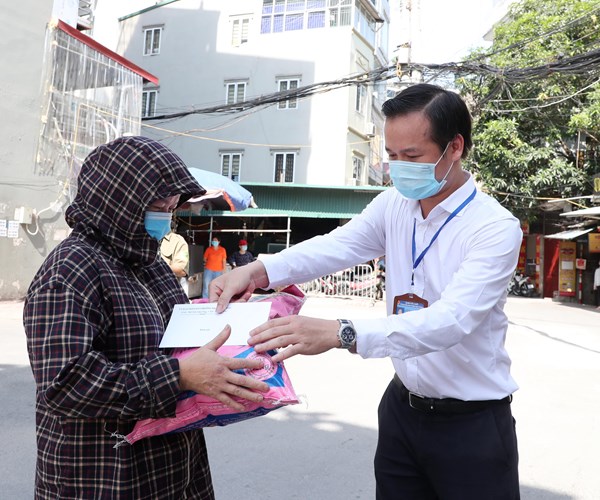 Ha Noi: Chung tay ho tro nguoi dan gap kho khan tai phuong Dich Vong Hau - Anh 6