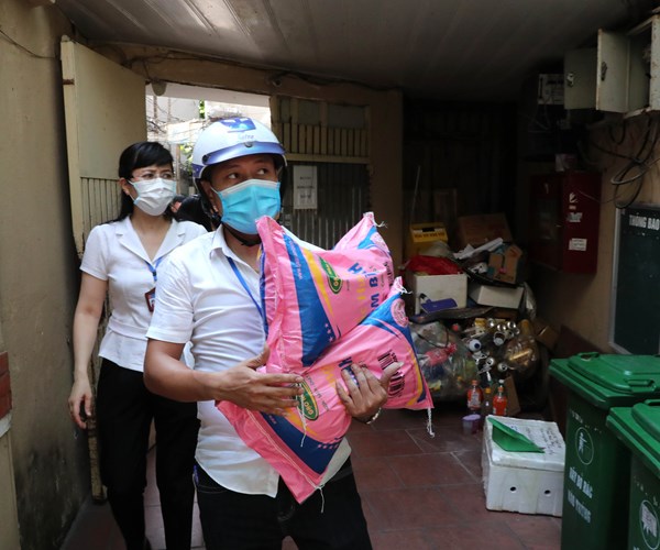 Ha Noi: Chung tay ho tro nguoi dan gap kho khan tai phuong Dich Vong Hau - Anh 11