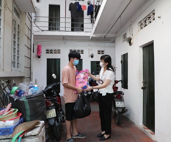 Ha Noi: Chung tay ho tro nguoi dan gap kho khan tai phuong Dich Vong Hau - Anh 13