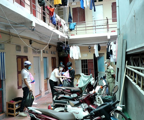 Ha Noi: Chung tay ho tro nguoi dan gap kho khan tai phuong Dich Vong Hau - Anh 14