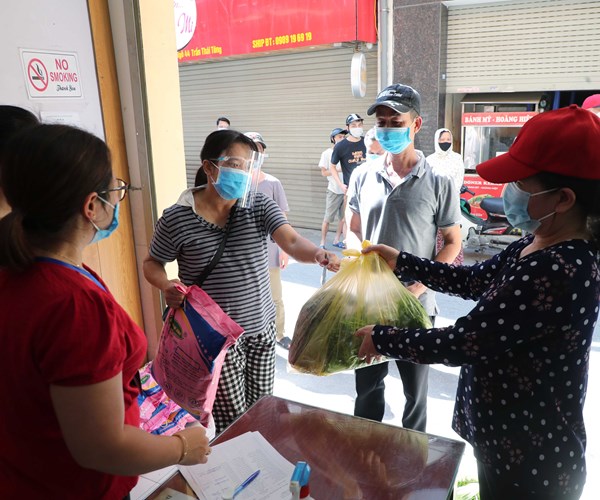Ha Noi: Chung tay ho tro nguoi dan gap kho khan tai phuong Dich Vong Hau - Anh 9