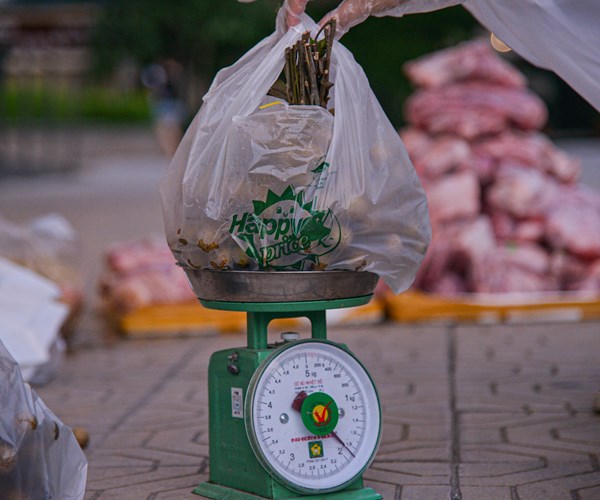 Ấm áp chương trình “đi chợ hộ” cư dân - Anh 8