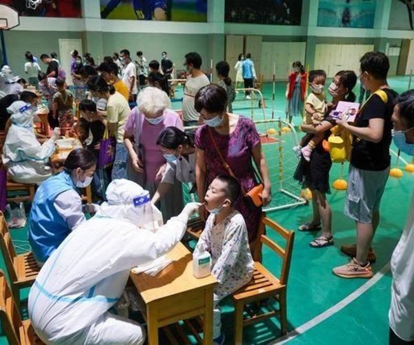Trung Quốc kỷ luật nhiều quan chức vì phản ứng chậm trong đợt dịch Covid-19 mới - Anh 1