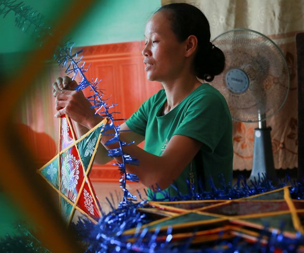 Làng nghề đèn ông sao ảm đạm vì dịch Covid-19 - Anh 2