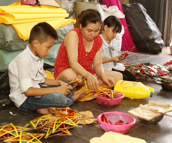 Làng nghề đèn ông sao ảm đạm vì dịch Covid-19 - Anh 4