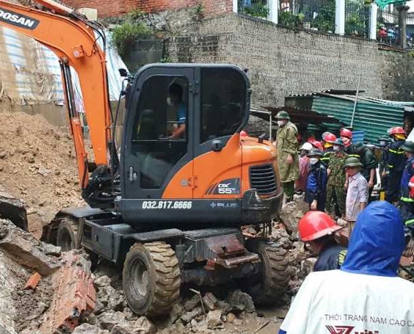 TP Hạ Long: Sạt lở kè, đất đá vùi lấp 4 người thương vong - Anh 1