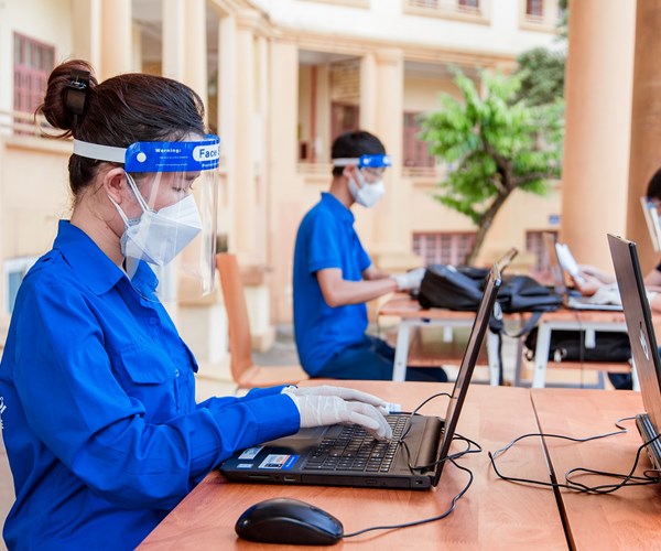 Hà Nội: Lấy mẫu xét nghiệm cho 1000 người dân phường Minh Khai - Anh 2