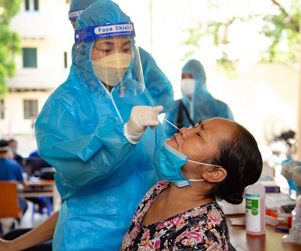 Hà Nội: Lấy mẫu xét nghiệm cho 1000 người dân phường Minh Khai - Anh 7