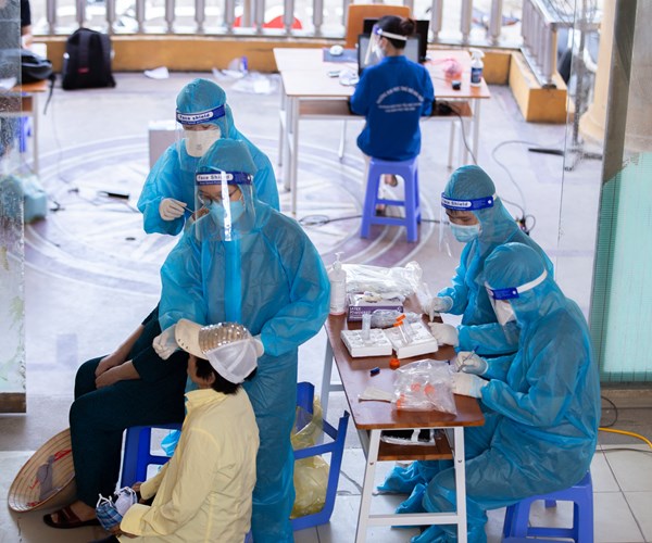 Hà Nội: Lấy mẫu xét nghiệm cho 1000 người dân phường Minh Khai - Anh 5
