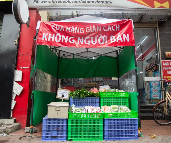 Hà Nội: Gian hàng không người bán giữa “mùa” Covid, chẳng lo mất tiền - Anh 1