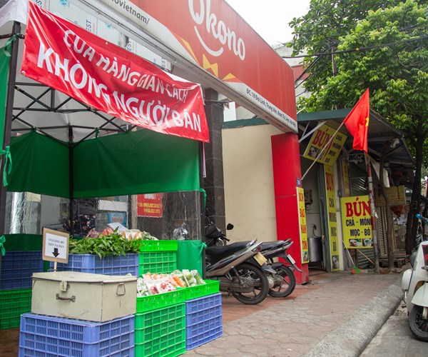 Hà Nội: Gian hàng không người bán giữa “mùa” Covid, chẳng lo mất tiền - Anh 11