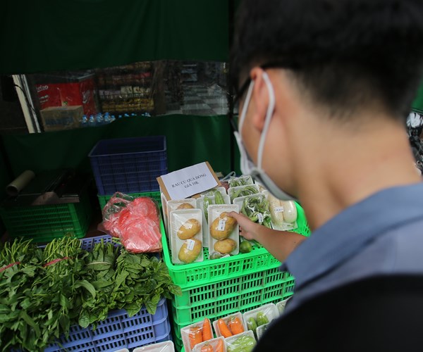 Hà Nội: Gian hàng không người bán giữa “mùa” Covid, chẳng lo mất tiền - Anh 7