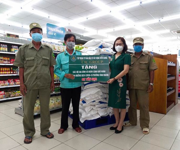 Kiên Giang bắt đầu cấp phát gần 2.280 tấn gạo cho người dân - Anh 1