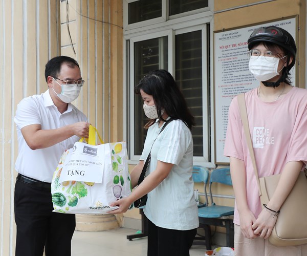 Ha Noi: Phuong Dich Vong Hau ho tro sinh vien gap kho khan do Covid-19 - Anh 3