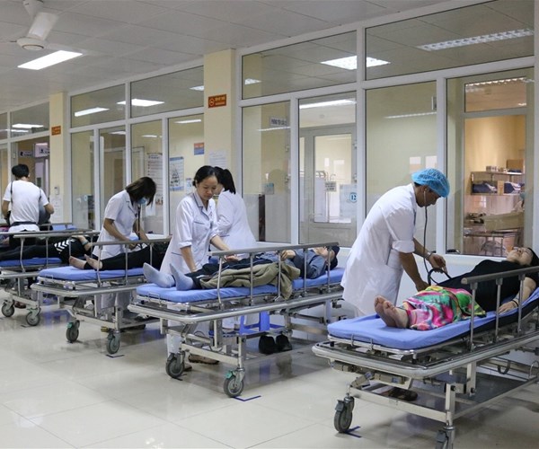 Nhiều du khách nước ngoài bị ngộ độc sau khi ăn sáng tại quán ăn - Anh 1