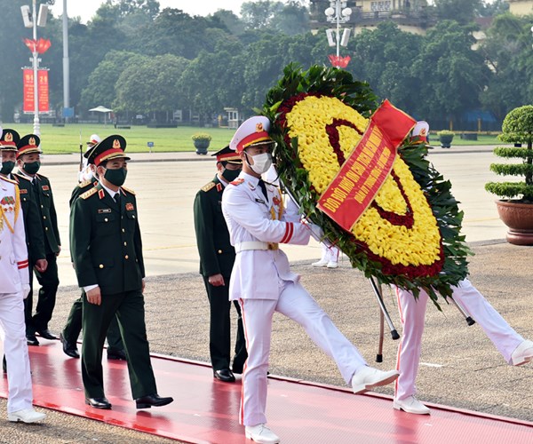 Lanh dao Dang va Nha nuoc vao Lang vieng Chu tich Ho Chi Minh - Anh 3