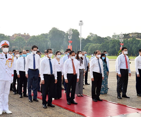 Lanh dao Dang va Nha nuoc vao Lang vieng Chu tich Ho Chi Minh - Anh 4