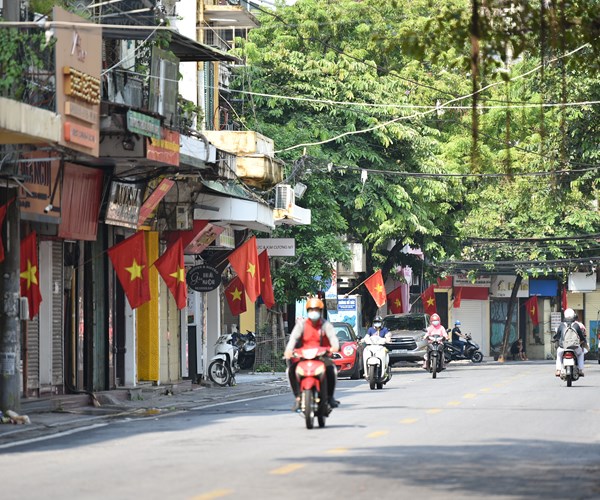 Hà Nội đón Tết Độc lập trong bình lặng và cờ đỏ - Anh 11