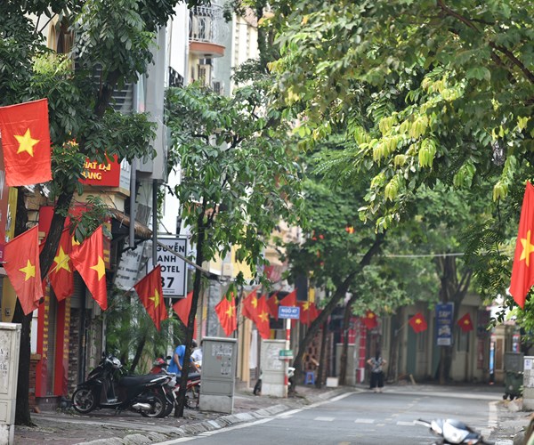Hà Nội đón Tết Độc lập trong bình lặng và cờ đỏ - Anh 2