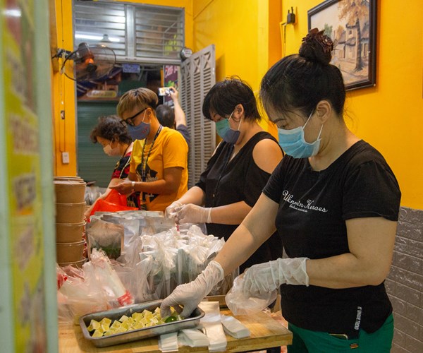 Lan tỏa yêu thương từ những suất phở trao tặng lao công giữa mùa dịch - Anh 2