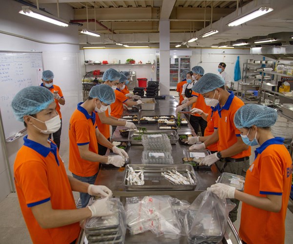 "Bếp Thạch Sanh" tặng gần 350 suất ăn 0 đồng tới lực lượng tuyến đầu chống dịch - ảnh 1