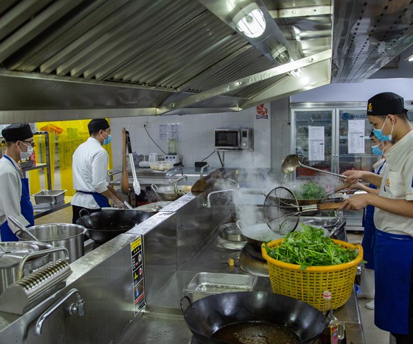 "Bếp Thạch Sanh" tặng gần 350 suất ăn 0 đồng tới lực lượng tuyến đầu chống dịch - ảnh 2