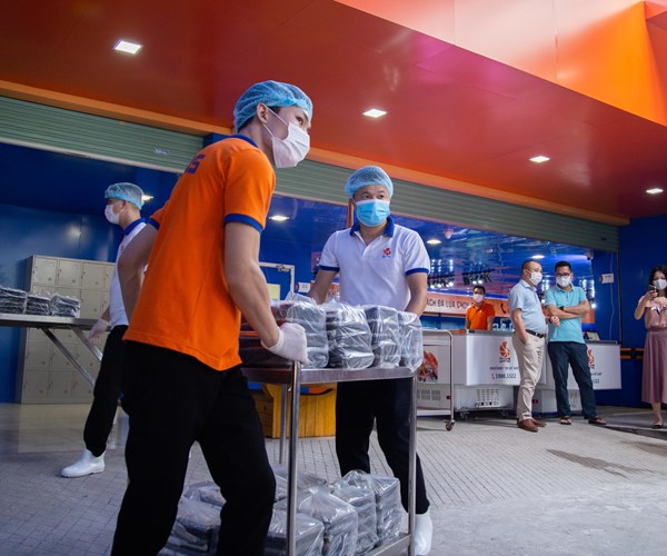 "Bếp Thạch Sanh" tặng gần 350 suất ăn 0 đồng tới lực lượng tuyến đầu chống dịch - ảnh 6