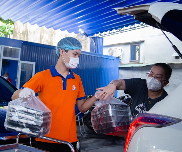 "Bếp Thạch Sanh" tặng gần 350 suất ăn 0 đồng tới lực lượng tuyến đầu chống dịch - ảnh 7